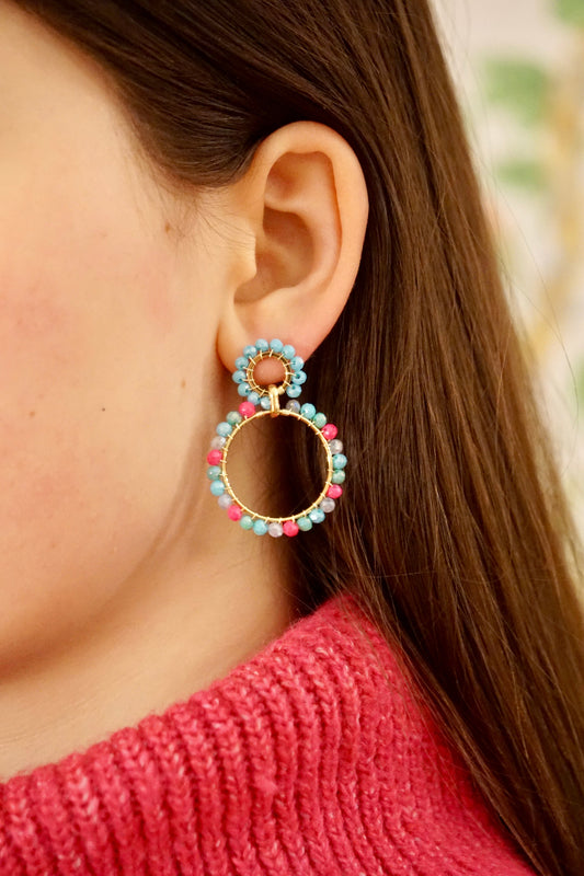Ohr mit Runden Ohrringen in blau pink